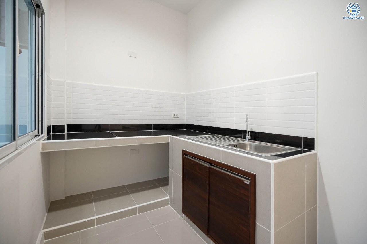 บ้านมือสองตกแต่งใหม่ ทาวน์โฮม 3 ชั้น โครงการ ปริญลักษณ์ เพชรเกษม69 พร้อมวิวสวนหน้าบ้าน บนเนื้อที่ 17.5 ตร.ว. ฟังก์ชัน 4 ห้องนอน 3 ห้องน้ำ จอดรถได้ 1 คัน รองรับทุกกิจกรรม บนทำเลเชื่อมต่อหลายเส้นทาง ใกล้จุดขึ้นทางด่วน "เพชรเกษม" และรถไฟฟ้าสายสีน้ำเงิน "สถานีหลักสอง"